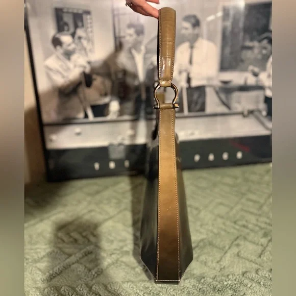 ๐ Salvatore Ferragamo Shoulder Bag - Picture 3 of 13